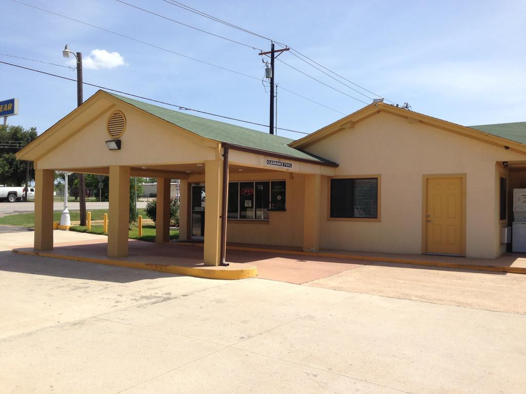 Relax Inn Bryan Exterior photo